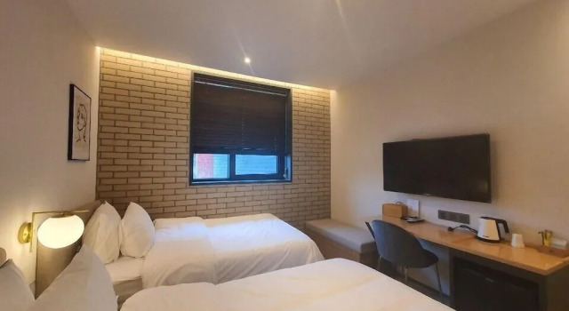 Seven Bricks Hotel
