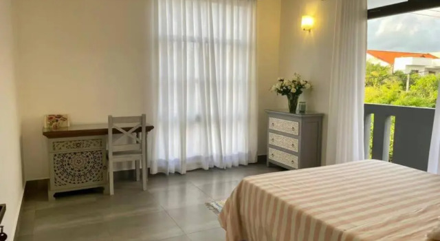 Lovely 2-bedroom holiday home with free parking.