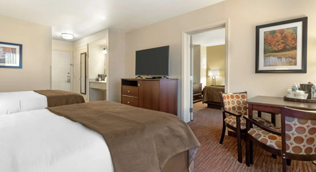 Четырёхместный люкс с 2 комнатами Best Western Plus Concord Inn