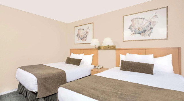 Четырёхместный номер Standard Howard Johnson by Wyndham Downtown Kamloops