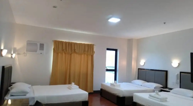 Трёхместный семейный номер Standard с балконом Meaco Royal Hotel- Aparri