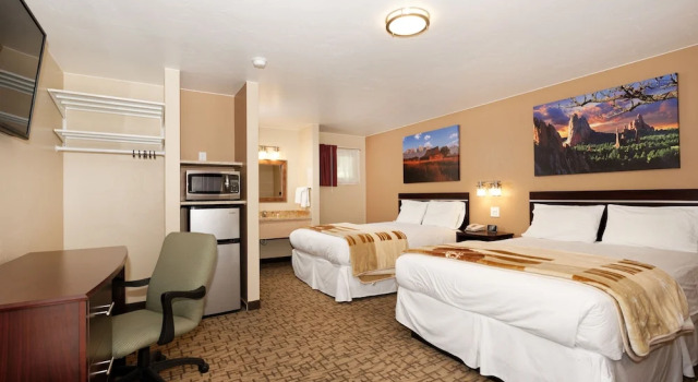 Четырёхместный номер Standard с балконом Glenwood Springs Inn