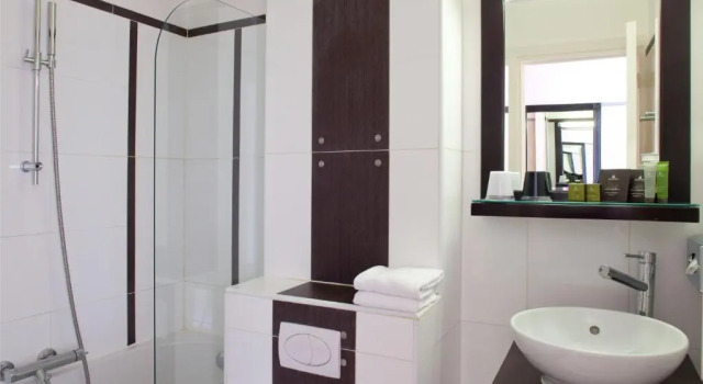 Трёхместный номер Standard Hotel Eiffel Seine
