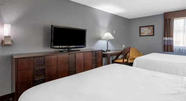 Четырёхместный номер Standard Suburban Studios Lafayette