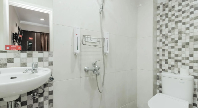 Standard Doppel Zimmer RedDoorz Plus @ Thamrin