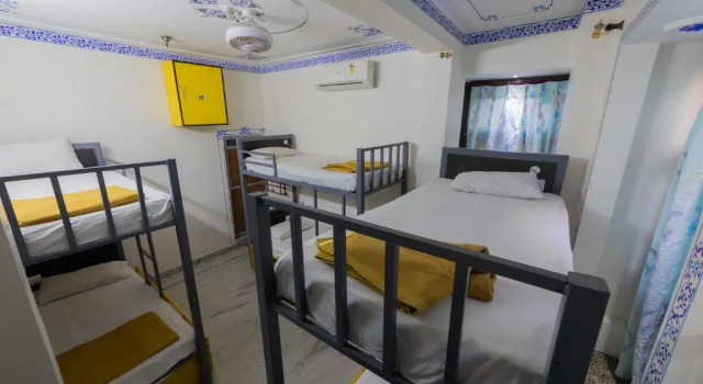 Кровать в общем номере Whereabout Hostel Udaipur