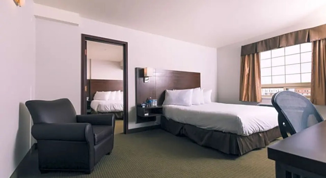 Люкс Deluxe Service Plus Inn and Suites - Grande Prairie