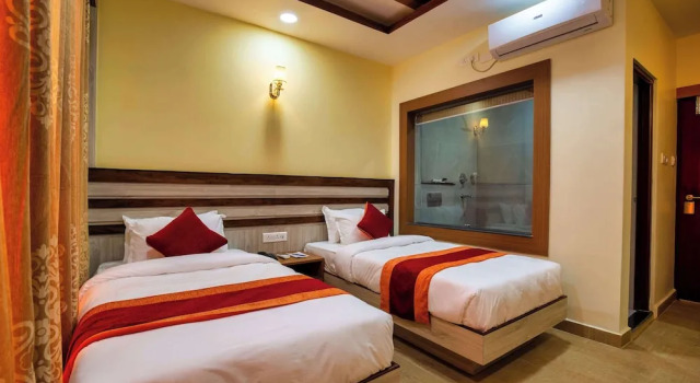 Двухместный номер Deluxe с балконом и с красивым видом из окна Chitwan Midtown Hotel