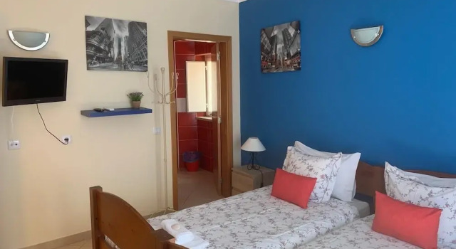 Komfortní Dvoulůžkový s manželskou postelí pokoj a výhledem do dvora Blue Moon Hostel