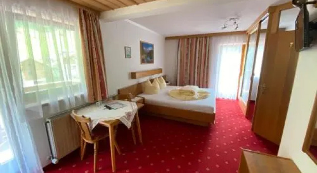 Hotel UNTERKRÄMERHOF, Book Hotel Hotels in Grossglockner with a Pool, Swimming Pool