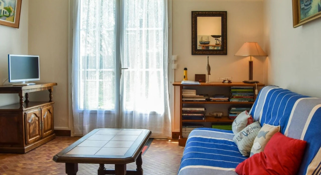 Spacious Holiday Home Near Sea in Loix, Rezerwuj Hotel Hotele w Charente-Maritime z parkingiem, Parking