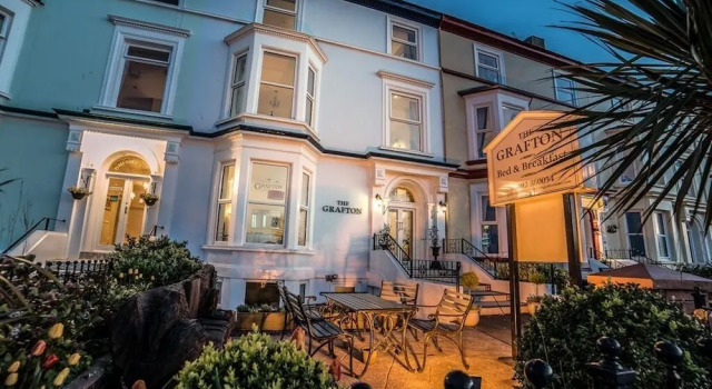 The Grafton Guest House, Забронировать Гостевой дом Отели Лландидно с парковкой, рядом с Плавательный центр Лландадно, Парковка