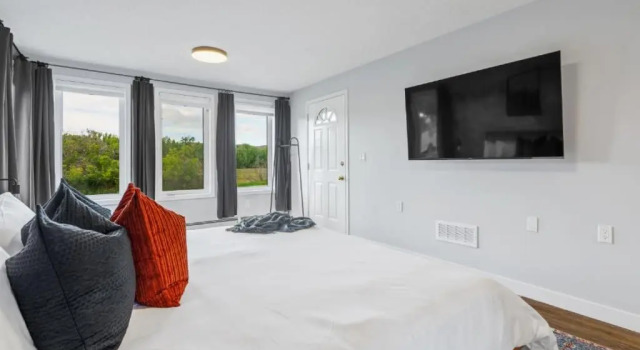 The Riverside I Patio & BBQ I Fire pit I Sleeps 17, Rezerwuj Hotel Drumheller 