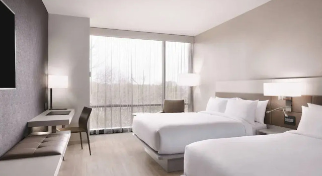 Четырёхместный номер Deluxe AC Hotel by Marriott Charlotte SouthPark
