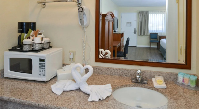 Четырёхместный номер Standard с видом на океан Edgewater Inn and Suites