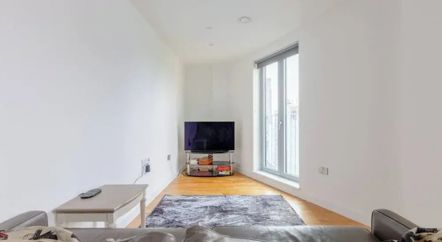 Stylish 2 Bed Flat in Battersea - Private Balcony