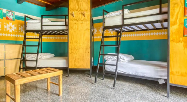 Кровать в общем номере Socialtel Atitlan