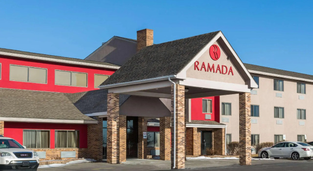 Кровать в общем номере Ramada by Wyndham Platte City KCI Airport