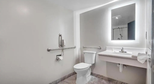 Четырёхместный номер Standard Days Inn & Suites by Wyndham Niagara Falls/Buffalo