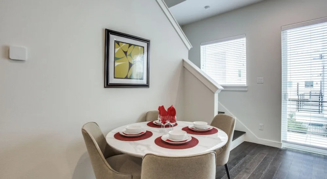 Upscale 2 bedroom Dallas TownHome, Забронировать Апартаменты/квартира Отели Далласа с парковкой, рядом с Landry Center, Парковка