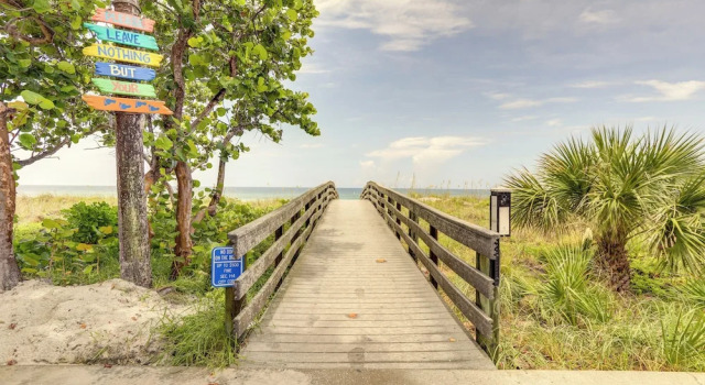 Indian Rocks Vacation Rental Condo: Steps to Beach