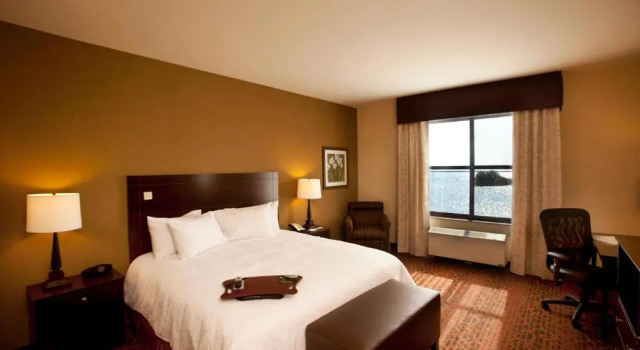Номер Standard с видом на озеро Hampton Inn Marquette-Waterfront