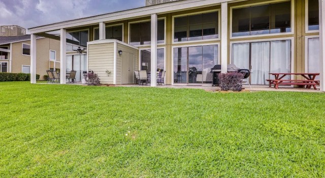Beautiful Waterfront Condo on Lake Conroe w/ Dock, Varaa Huoneisto Hotellit Lake Conroe pysäköinnillä, Pysäköinti