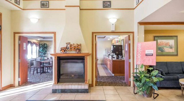 Quality Inn & Suites MidAmerica Industrial Park Area, Varaa Hotelli  