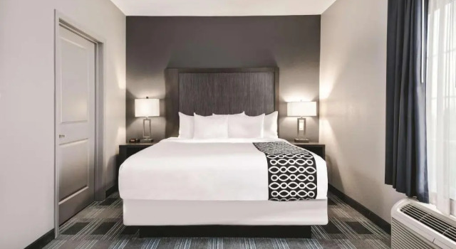 Двухместный люкс c 1 комнатой La Quinta by Wyndham Victoria - South