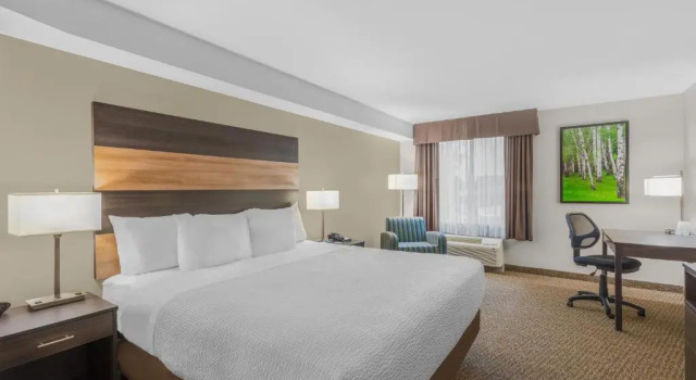 Номер Standard Days Inn & Suites by Wyndham Lindsay