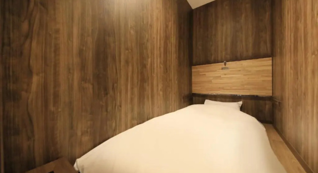 Кровать в общем номере Kokotel Hakodate