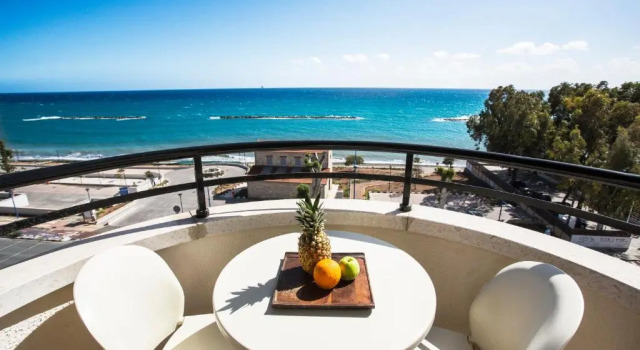 Апартаменты Superior Pigeon Beach Hotel Apartments