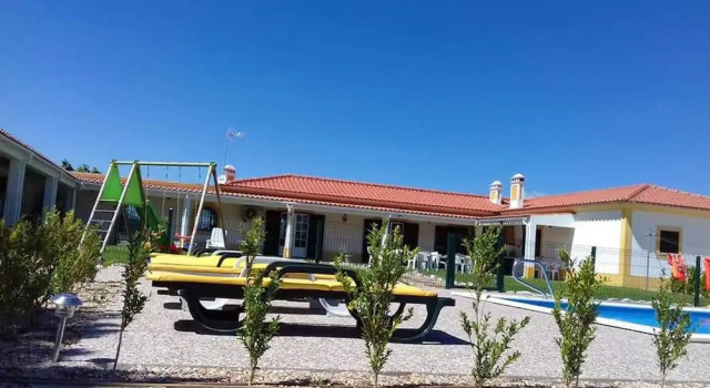 Spacious villa with private pool in Grândola, Забронировать Вилла Отели Грандола с бассейном, Бассейн