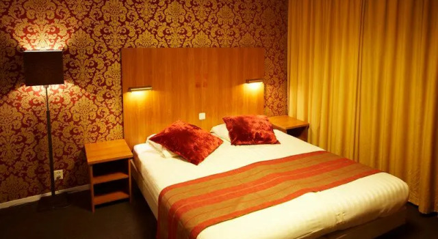 Кровать в общем номере Hotel Blyss