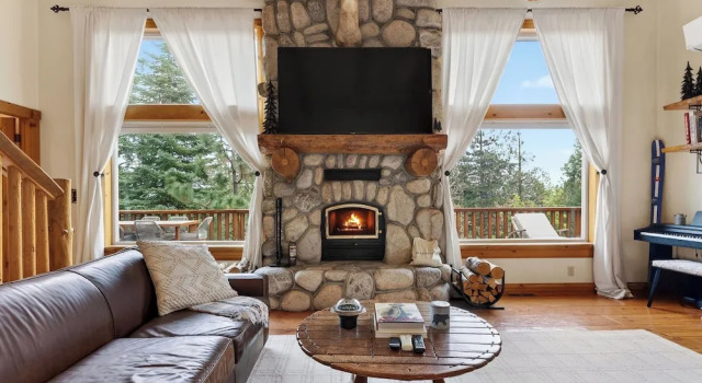 Pines Stone by AvantStay, Забронировать Дом для отпуска Лейк-Эрроухед San Bernardino Mountains
