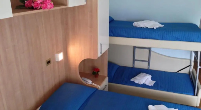 Четырёхместный номер Standard с балконом Hotel Olympic