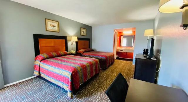 Четырёхместный номер Standard Wilshire Inn
