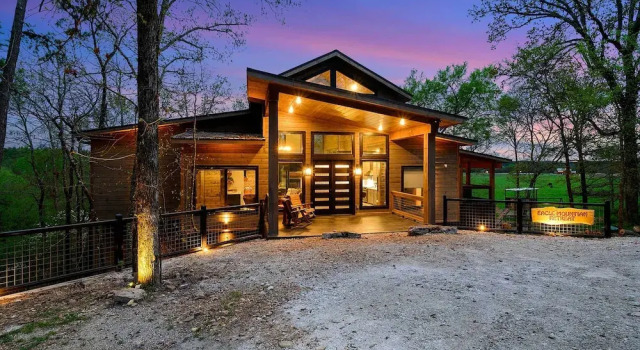Secluded Creekside Cabin w/ Hot Tub & Fire Pit!, Boek Hotel Hochatown Oklahoma