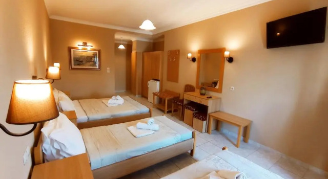Четырёхместный номер Standard с балконом Hotel Themis
