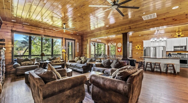 The Mighty Crabapple Manor 8 Bedroom Home by Redawning, Забронировать Отель Гатлинберг Great Smoky Mountains National Park, рядом с Парк аттракционов Earthquake the Ride