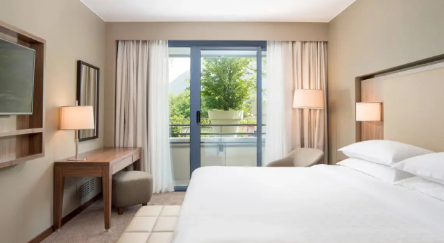Двухместный люкс c 1 комнатой с балконом и с видом на бассейн Sheraton Lake Como Hotel