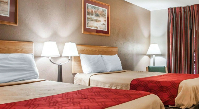 Четырёхместный номер Standard Econo Lodge Inn & Suites Jackson Northwest