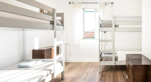 Кровать в общем номере Almograve Beach Hostel