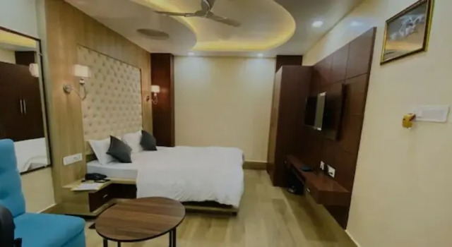Goroomgo Maharaja Palace Kanpur, Забронировать Отель Отели Канпура с бассейном, Бассейн