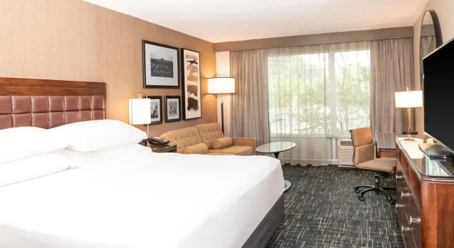 Номер Deluxe Sheraton Ann Arbor Hotel