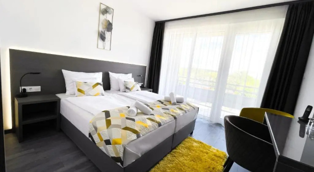Четырёхместный номер Standard с балконом HOTEL CSOPAK Resort & Lake