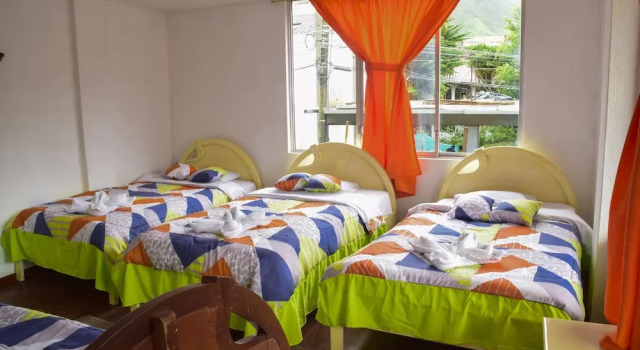 Четырёхместный номер Standard с балконом Hostal Santa Cruz Backpackers