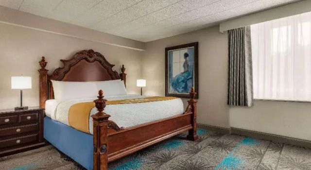 Люкс Days Hotel by Wyndham Allentown Airport / Lehigh Valley