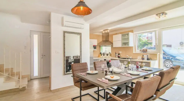 Modern Villa with Private Pool & Hot Tub near Center & Beach, Забронировать Вилла Отели Новиград 3 звезды, 3*