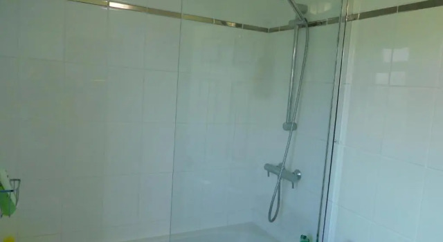Коттедж с 2 комнатами WELCOMEHOUSE close to east beach, shops, restaurants and RAF base